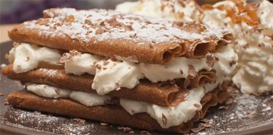 millefeuille de gavottes, chantilly, caramel et chocolat