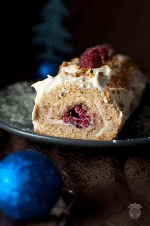 buche de noël framboises, chocolat blanc et pistaches